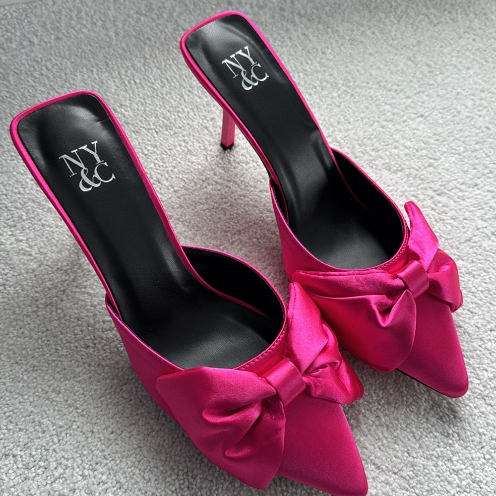 New NY&C pink bow slide mules. Size 8.  Great for a Barbie Costume.